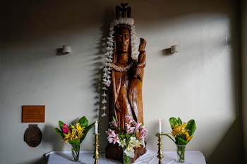 Una estatua de la Virgen