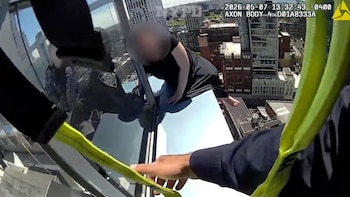 NYPD: Rescate de alto riesgo a mujer en rascacielos de Brooklyn