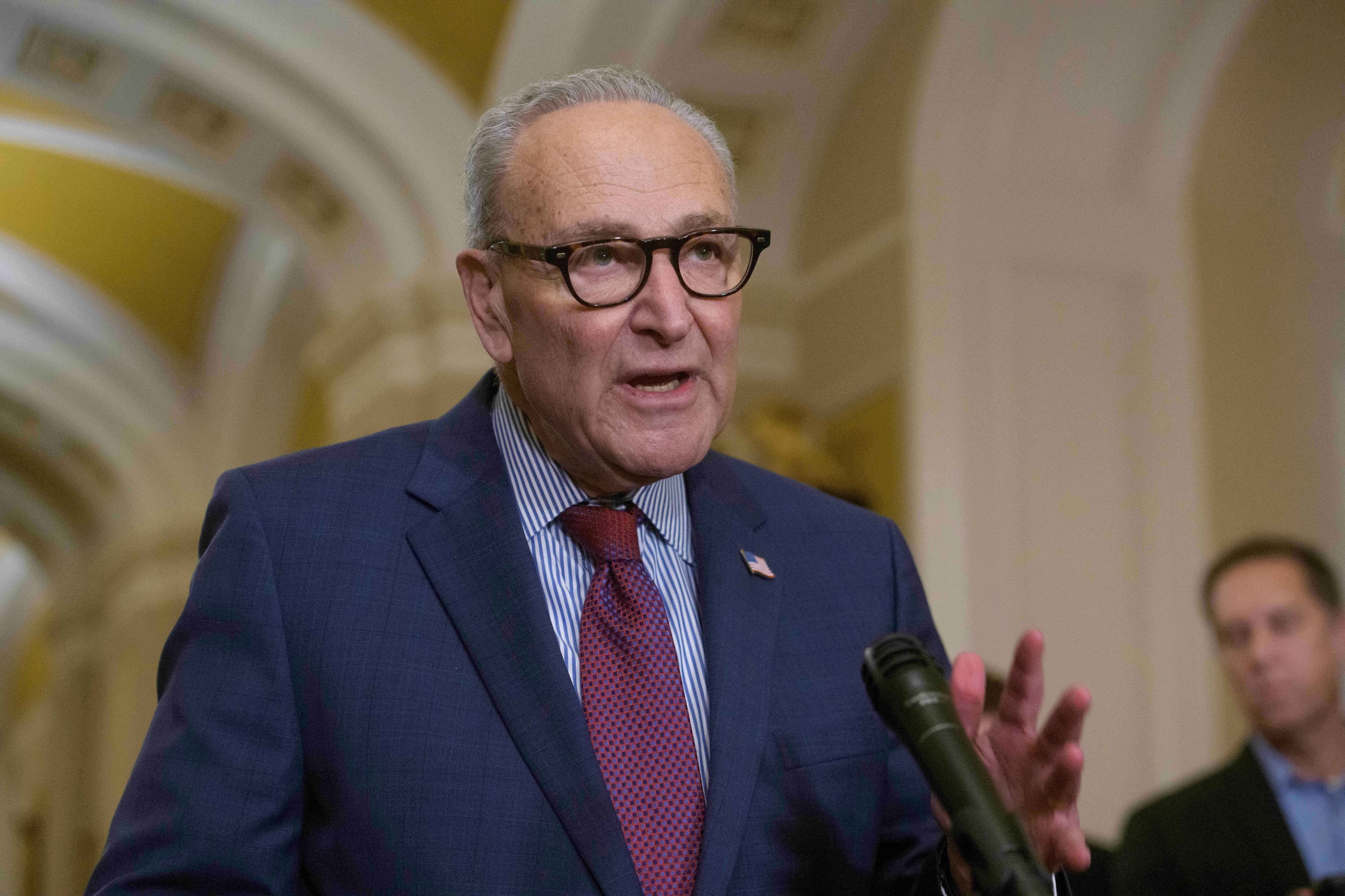 El líder de la minoría del Senado de EEUU, Chuck Schumer, demócrata de Nueva York, habla con la prensa en el Capitolio, el 13 de enero de 2026 en Washington (AP Foto/Rod Lamkey, Jr./Archivo)