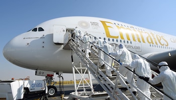 El Emirates Airbus A380 es sometido a una intensa desinfección al llegar a Dubai - REUTERS
