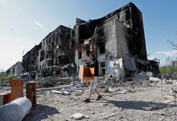 Un residente local saca los