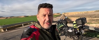 Un exagente de la Guardia Civil regresa a una carretera para comprobar el estado de la calzada. (@Desterrado en YouTube)