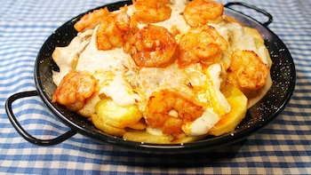 Receta de huevos fritos con patatas y gambas al ajillo, una combinación llena de sabor y muy fácil de preparar en casa