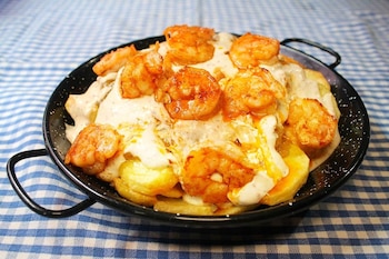Cazuela de patatas y huevos rotos con gambas al ajillo (Flickr)
