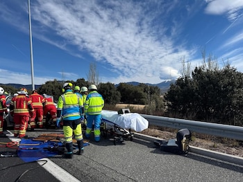 Accidente de tráfico este viernes en la AP-6 sentido salida de Madrid en el kilómetro 48 en Guadarrama (Emergencias 112 Comunidad de Madrid / Europa Press)