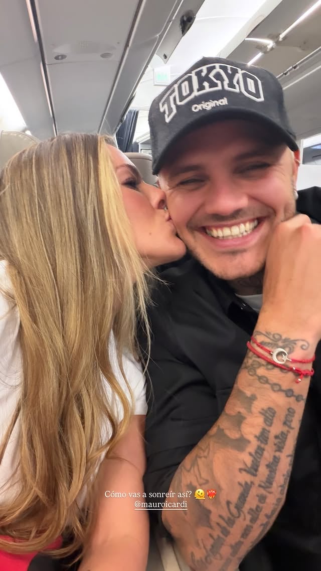 La actriz China Suárez besa en la mejilla al futbolista Mauro Icardi mientras ambos viajan en un avión.