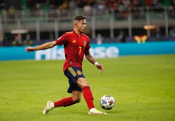 06-10-2021 Yéremi Pino conduce la pelota en el Italia-España de la Liga de Naciones.
El delantero Yéremi Pino se mostró "muy contento" por haber podido debutar con la selección española este miércoles en la semifinal de la Liga de Naciones ante Italia y aseguró que gracias a la acogida de los internacionales salió al campo "motivado y con confianza".
EUROPA DEPORTES ITALIA
RFEF