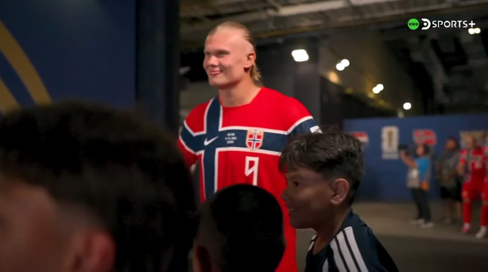 Erling Haaland sonríe a un grupo de niños entusiasmados que le piden su camiseta, mostrando un lado cercano y humano del futbolista en un ambiente que anticipa el espíritu del Mundial 2026.
