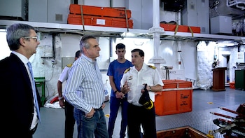 El ministro de Defensa, Agustín Rossi, acompañó a la tripulación en parte de su travesía