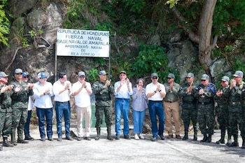 Autoridades civiles y militares participaron en la ceremonia realizada en el Golfo de Fonseca. (FOTO: Presidencia de Honduras)