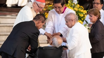 Ella tiene 95 años y él 100: pareja de adultos mayores celebró 75 años de matrimonio con emotiva bendición en la Catedral de Lima
