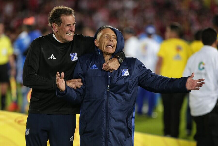 Este fue el momento cuando Russo celebra junto a Guillermo Cinquetti, preparador físico del cuadro azul en esa época, la estrella 15 ante Santa Fe - crédito Luisa González / Colprensa