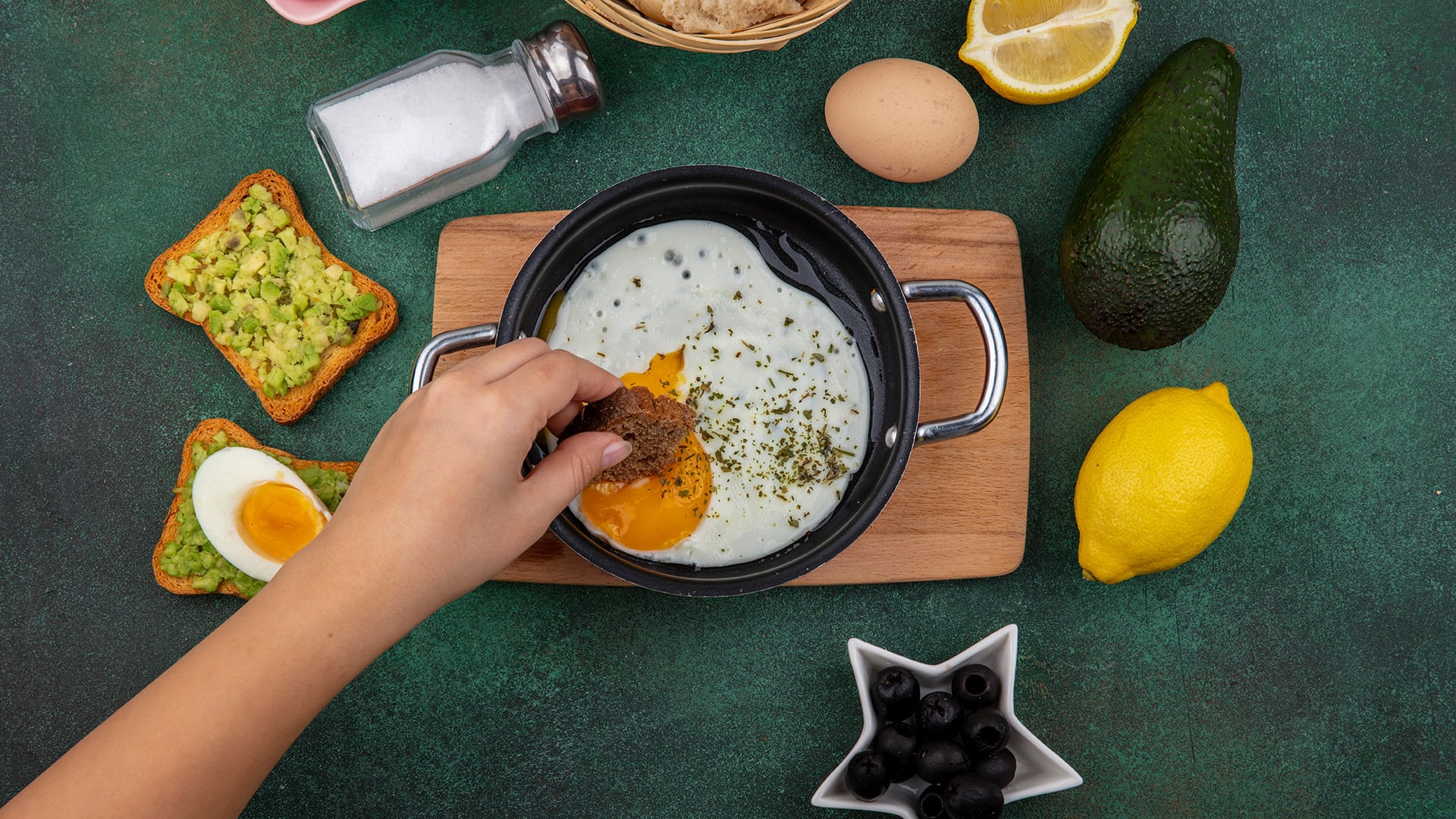 Un desayuno rico en proteínas y fibras puede aumentar la sensación de saciedad por varias horas (Freepik)