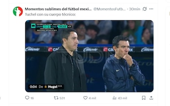 Captura de pantalla de un tuit con dos hombres en el campo de juego y un marcador de fútbol con el resultado UNAM 1 - 2 CAZ