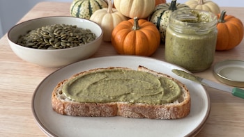 Snack saludable rico en hierro: una crema de pipas de calabaza natural para acompañar tus comidas y que está lista en menos de 15 minutos