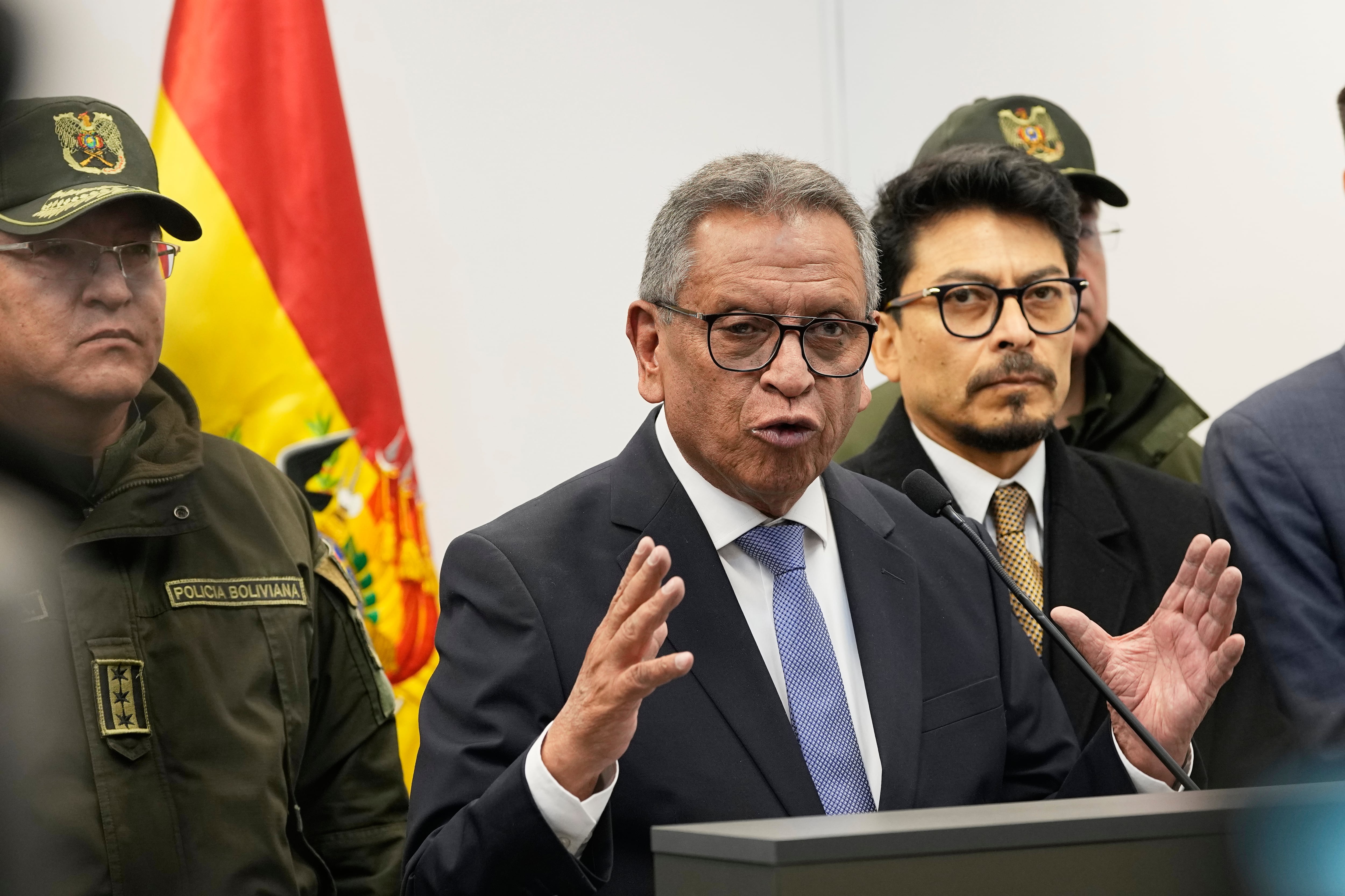 El ministro de Gobierno de Bolivia, Marco Antonio Oviedo, ofrece una conferencia de prensa sobre la detención del fiscal general de Bolivia, Roger Mariaca, en La Paz, Bolivia, el jueves 1 de octubre de 2026. (AP Foto/Juan Karita)