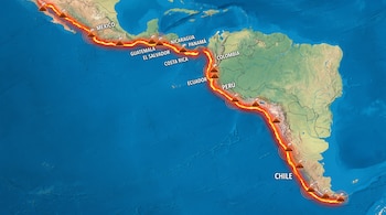 Mapa físico de América Latina con el Cinturón de Fuego del Pacífico resaltado, que recorre desde México hasta Chile con iconos de volcanes y ondas sísmicas.