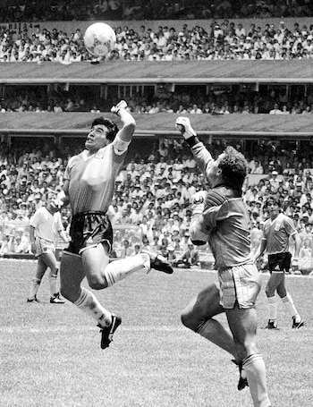 MARADONA CONVIERTE SU FAMOSO GOL CON LA MANO FRENTE A INGLATERRA EN MEXICO 86.
FOTO: EDUARDO LONGONI