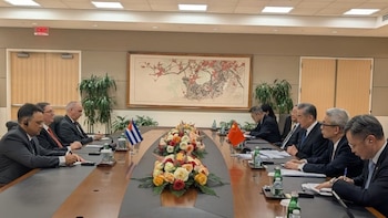 "Sostuve grato y fructífero encuentro con el estimado compañero Wang Yi, miembro del Buró Político del Comité Central del PCCh y Canciller de China", sostuvo Bruno Rodríguez (@BrunoRguezP)