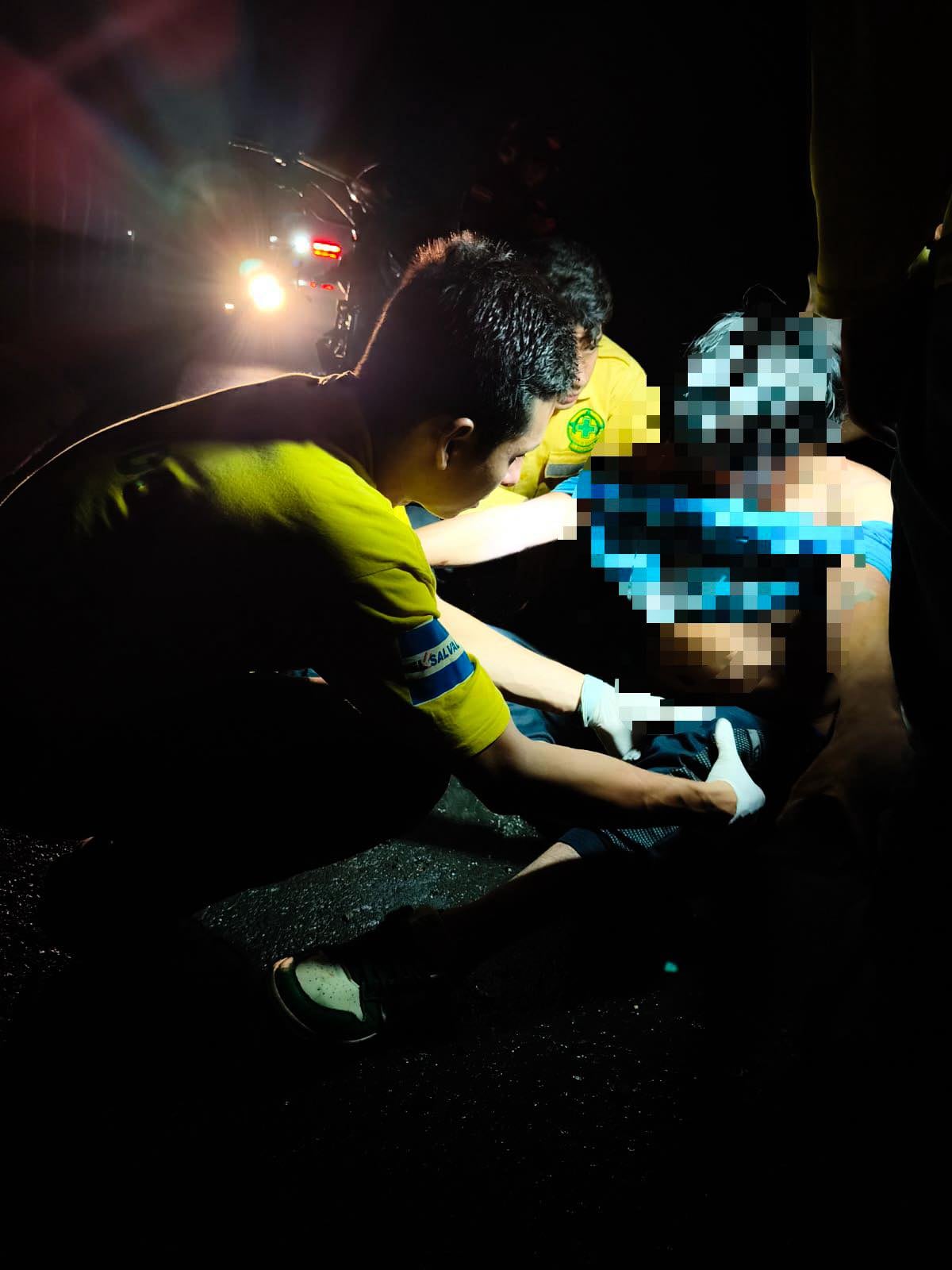 Socorristas atendieron a un joven con posible fractura de cadera tras un derrape en motocicleta en la zona de Quebrada Española, Izalco. (Foto cortesía redes sociales)