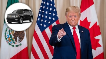 Donald Trump, con traje azul y corbata roja, apunta al frente, de pie ante las banderas de México, Estados Unidos y Canadá. Un SUV negro en un círculo.