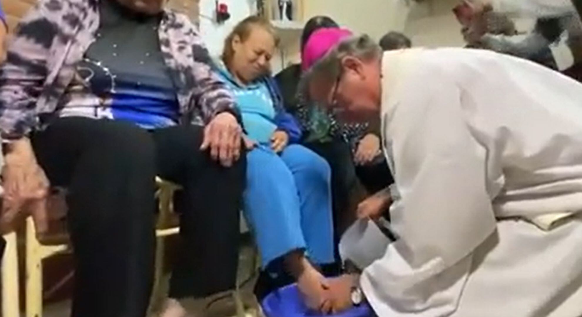 El arzobispo de Buenos Aires durante el lavado de pies a los jubilados (Captura de video)