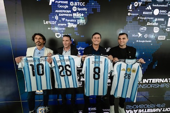 Representantes de la AFA y Google, junto a Javier Zanetti, posaron con camisetas de la Selección argentina durante una conferencia sobre la expansión global de la entidad y la alianza estratégica con Gemini, enfocada en innovación, inteligencia artificial y rendimiento deportivo (Crédito: Opy Morales)