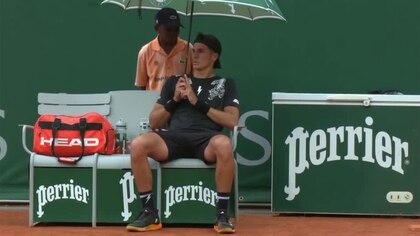 El gesto de Federico Coria con un ball boy en medio de una interrupción de su partido en Roland Garros por lluvia