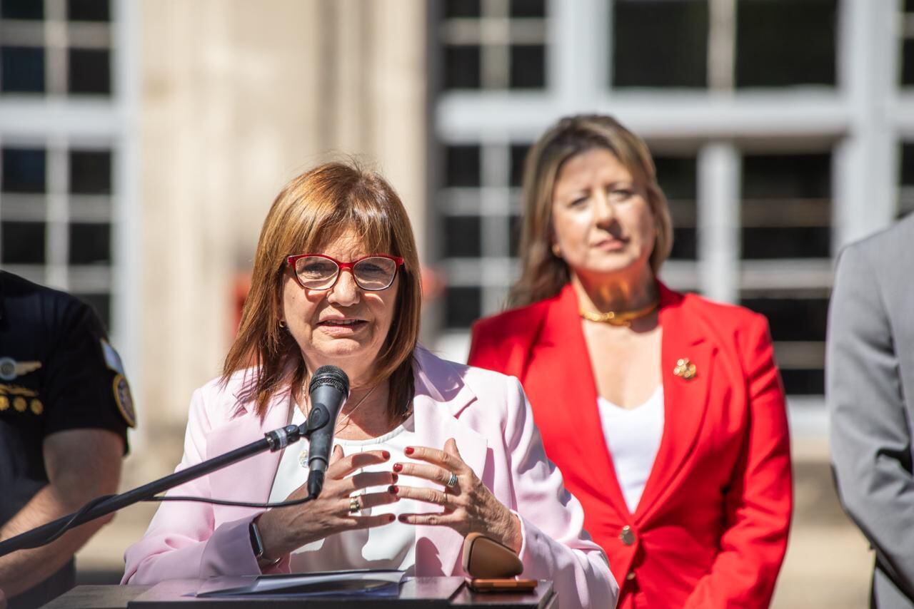 La saliente ministra de Seguridad, Patricia Bullrich, junto a quien la sucederá en el cargo, Alejandra Monteoliva
