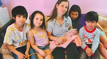 Analía posa para la fotos con sus cinco hijos