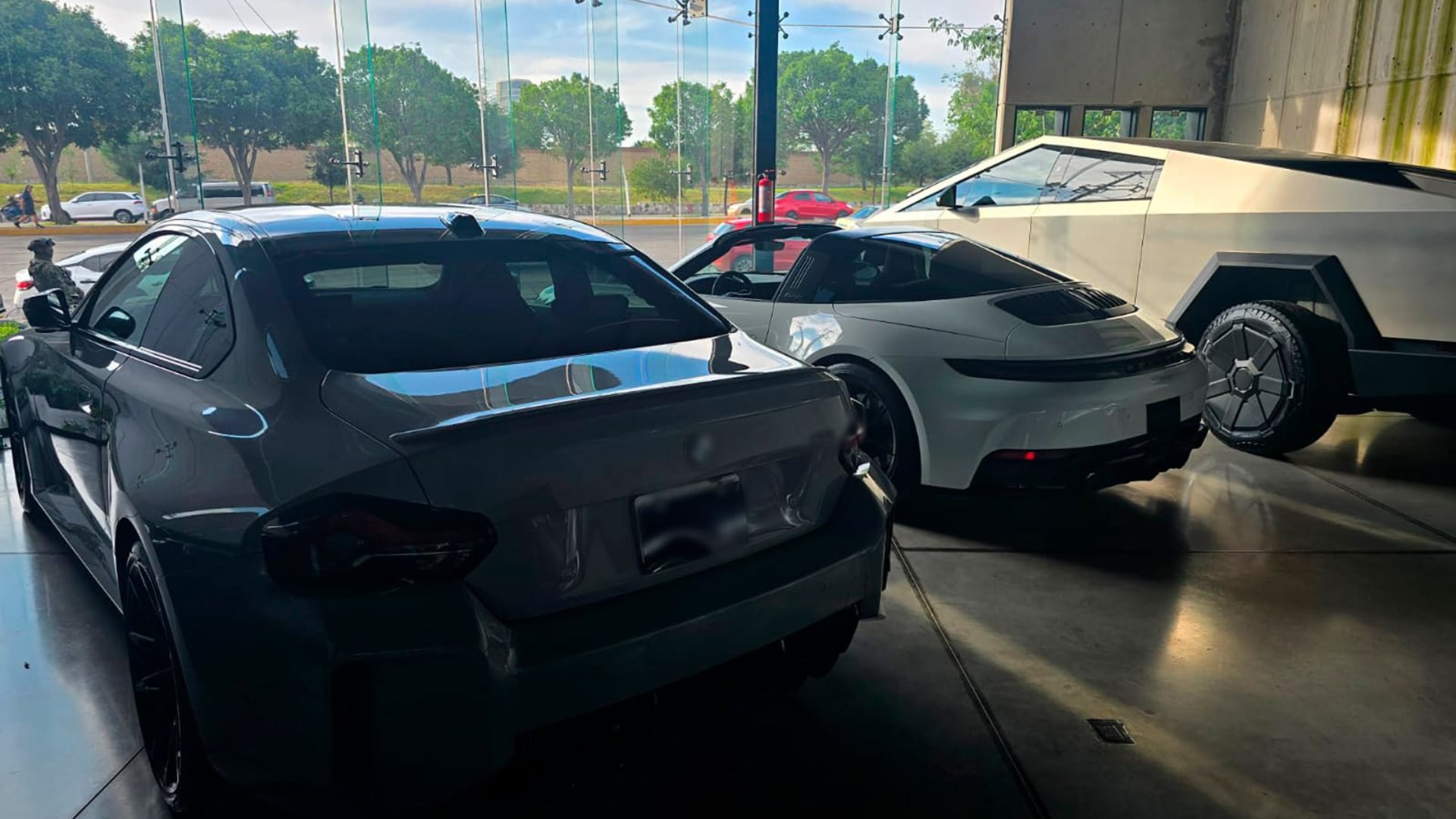 Confiscan 39 autos de lujo en una agencia de Puebla tras cateos por la detención de