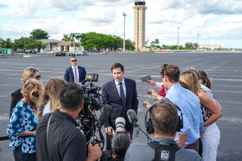 El funcionario estadounidense antes de