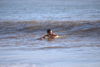 Cachete Sierra nadando en Punta