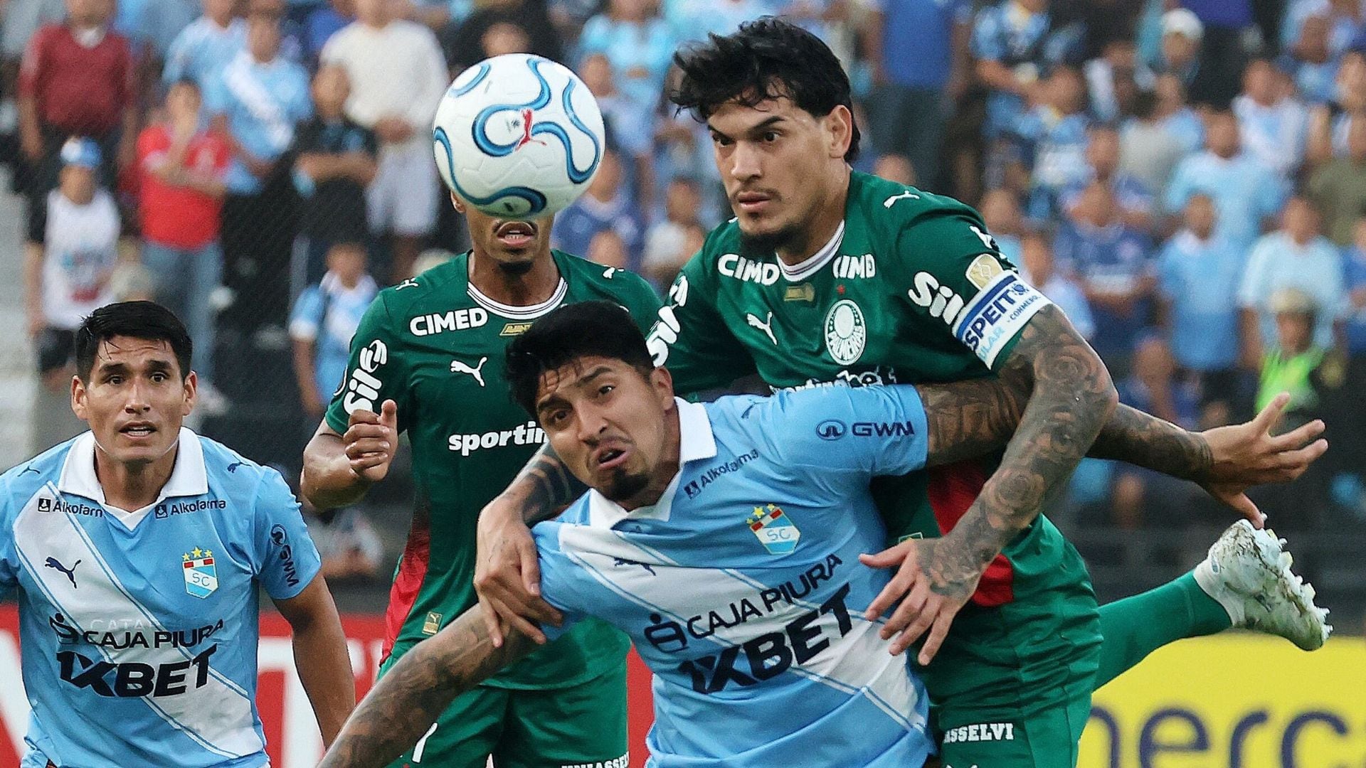 Luis Iberico resistiendo la marca férrea de Gustavo Gómez en Copa Libertadores. - Crédito: REUTERS