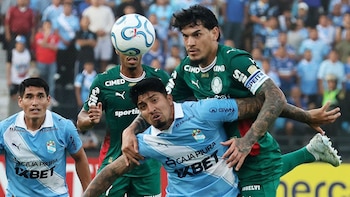 Luis Iberico resistiendo la marca férrea de Gustavo Gómez en Copa Libertadores. - Crédito: REUTERS