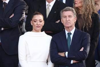12/10/2026 La portavoz del PP en el Congreso, Ester Muñoz, y el presidente del Partido Popular, Alberto Núñez Feijóo, durante el acto solemne de homenaje a la bandera nacional y desfile militar por el 12 de octubre, Día de la Hispanidad, en la Plaza de Cánovas del Castillo, a 12 de octubre de 2026, en Madrid (España). Los actos comienzan con el izado de bandera y van seguidos del homenaje a los que dieron la vida por el país. Posteriormente, comienzan los desfiles militares aéreos y terrestres. Alrededor de 4.400 integrantes de las Fuerzas Armadas, las Fuerzas y Cuerpos de Seguridad y distintas instituciones públicas civiles participan este año en el desfile presidido por los Reyes. El desfile aéreo ha contado con 50 aeronaves de caza, enseñanza y transporte, además de alrededor de 30 helicópteros. Por tierra han participado unos 144 vehículos y 39 motocicletas, además de unos 300 caballos y cinco perros pertenecientes a distintas unidades.
POLITICA
Eduardo Parra - Europa Press