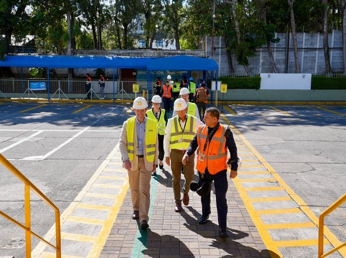 Rob Allison, subsecretario adjunto del Departamento de Estado, revisa en Guatemala las iniciativas de seguridad y justicia que reciben apoyo de Estados Unidos. (Embajada de EE.UU. en Guatemala)
