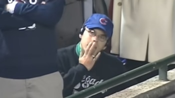 De un momento al otro, Steve Bartman pasó a ser el fanático más famoso de los Chicago Cubs (Captura de video / Youtube / MLB)