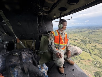 Helicópteros del Servicio Nacional Aeronaval y del Comando Sur de Estados Unidos participaron en el traslado de 57.440 libras de ayuda humanitaria, equivalentes a unas 26 toneladas, hacia las comunidades afectadas por el terremoto en Panamá. Cortesía