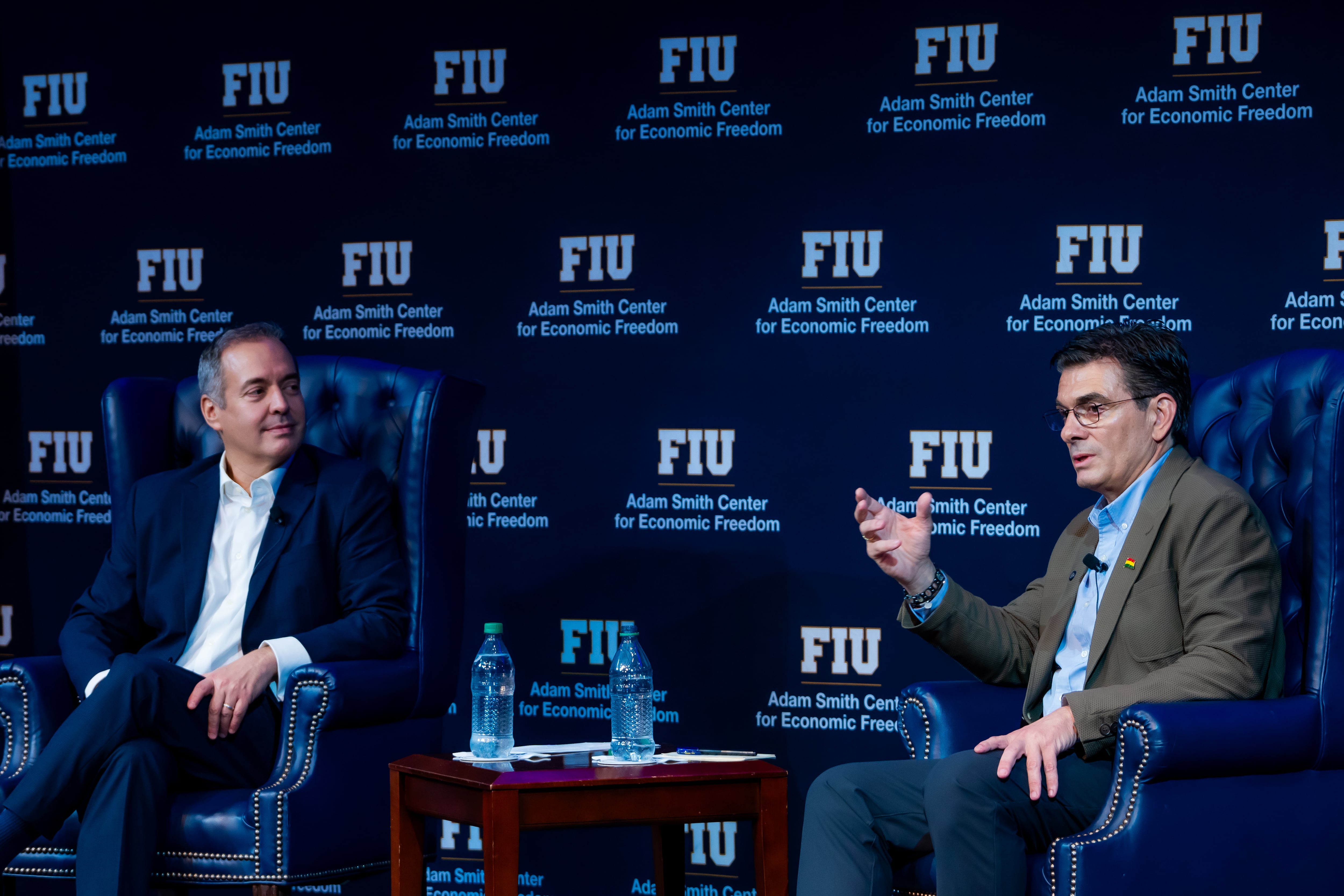 Carlos Díaz-Rosillo, director fundador del Centro Adam Smith para la Libertad Económica, junto con el presidente de Bolivia, Rodrigo Paz