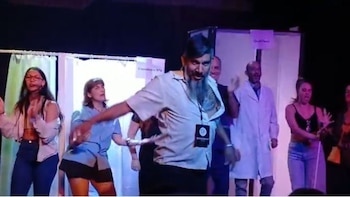 Entre coreografías, diagnósticos absurdos y