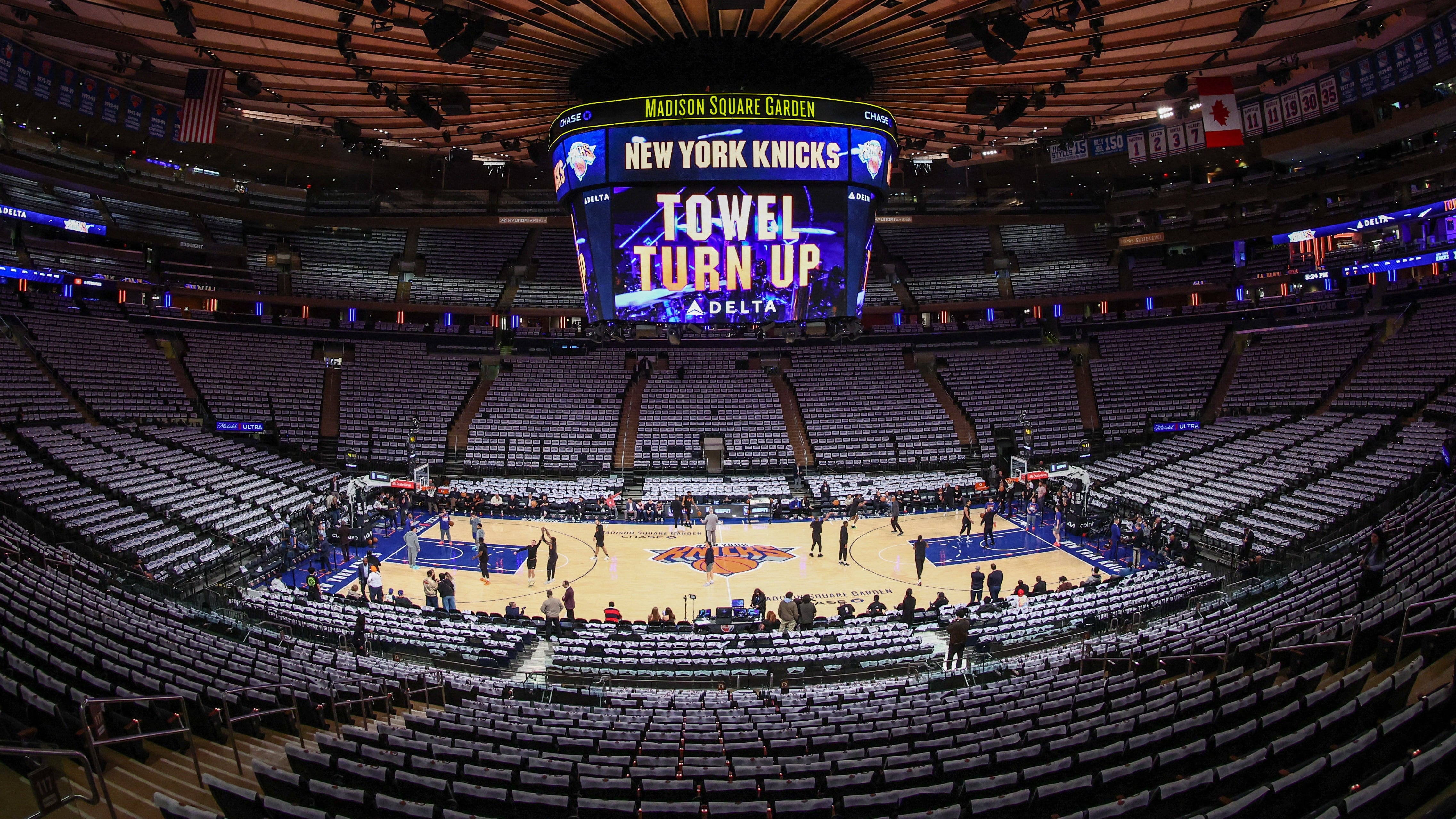 El acceso a las Finales de la NBA se volvió un privilegio para pocos ante la escalada de precios en los tickets, lo que generó controversia y debate entre los aficionados de los Knicks (Wendell Cruz-Imagn Images)