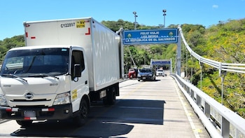 La PNC inspeccionó el automotor en un retén y lo encontrado derivó en una acusación fiscal. Ahora el proceso entra en manos del Tribunal de Sentencia, con restricciones que marcan el pulso del expediente (Foto archivo, imagen referencia. Cortesía Ministerio de Obras Públicas)