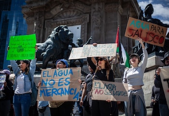 Ciudadanos denuncian agua sucia y con mal olor en sus hogares. Crédito: Cuartoscuro