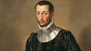 Un retrato al óleo muestra a un hombre con barba, cabello oscuro, gorguera blanca, gorjal plateado y vestimenta negra con bordados dorados, sobre un fondo marrón.