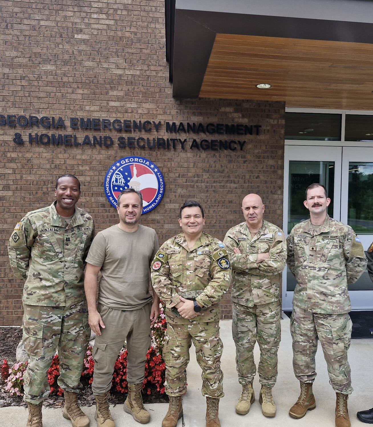 Guillermo Madero (de remera) con militares argentinos y estadounidenses