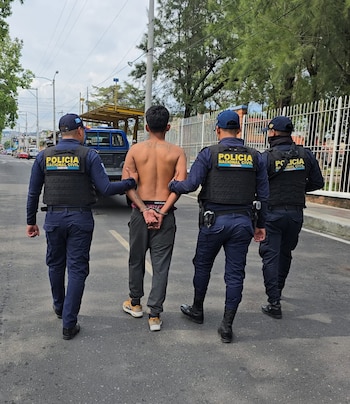 La justicia salvadoreña lo buscaba desde el 14 de noviembre de 2025 y su entrega quedó prevista en la frontera de San Cristóbal, Jutiapa. (Cortesía: PNC de Guatemala)