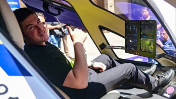 Samuel García abordó un dron durante la inauguración del Foro Mundial de Electromovilidad Americas' Mobility of the Future 2023. (Captura de pantalla/Twitter).