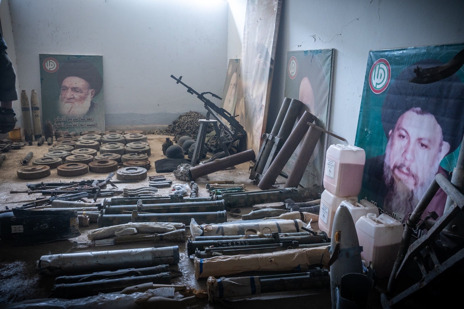 Fotos de las armas encontradas en una escuela de la zona de Al-Khiam. (FDI)