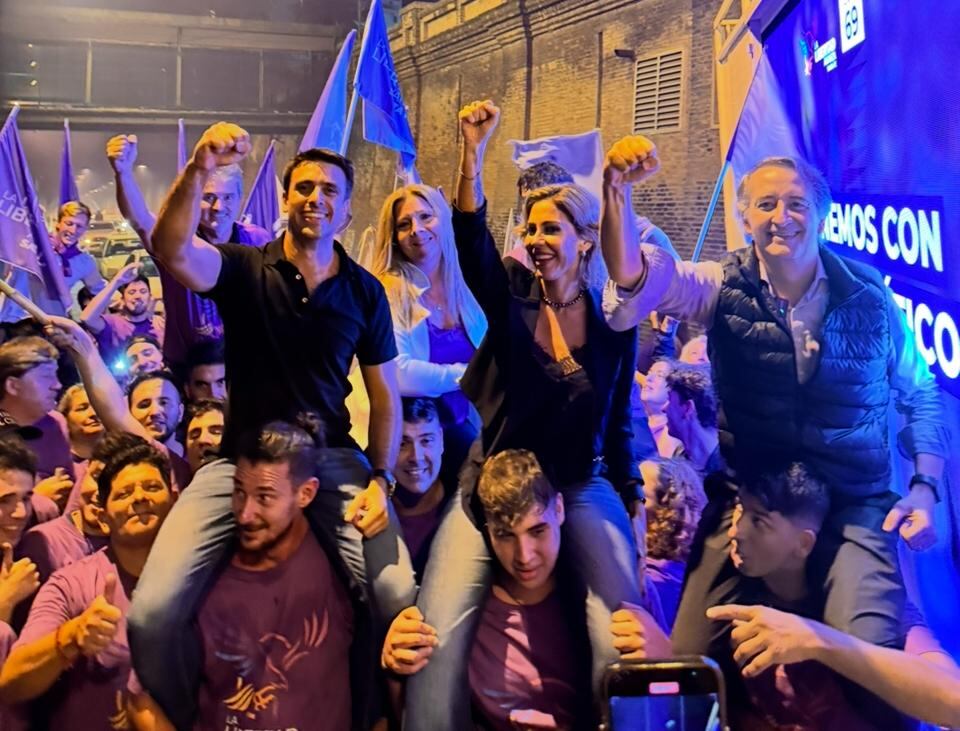Romina Diez, referente libertaria en Santa Fe, en el cierre de campaña junto con Nicolás Mayoraz, candidato convencional constituyente, y Juan Pedro Aleart, la apuesta de La Libertad Avanza para el Concejo Deliberante de Rosario